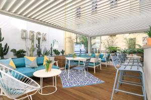Posezení v ubytování The Deck Hotel by Happyculture