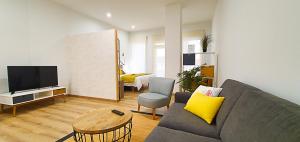 salon z kanapą i telewizorem w obiekcie Apartamentos Antares 2 w mieście Milladoiro