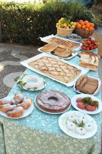 uma mesa com uma toalha de mesa azul com comida em B&B Scogli Bianchi em Noto Marina