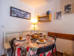 34 Grande Ourse Vallandry - Les Arcs - Paradiski في بيسي-نانكرويكس: طاولة طعام مع أطباق من الطعام عليها