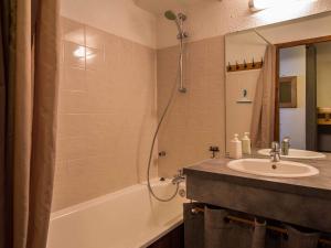 een badkamer met een wastafel, een douche en een bad bij 34 Grande Ourse Vallandry - Les Arcs - Paradiski in Peisey-Nancroix