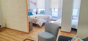 Łóżko lub łóżka w pokoju w obiekcie Apartamentos Antares 2