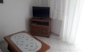 Televízia a/alebo spoločenská miestnosť v ubytovaní Apartment Hrgić Vir
