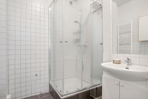 Koupelna v ubytování Stay Apartments Einholt + 37 fotografií