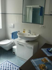A bathroom at Appartements Schusterbauer