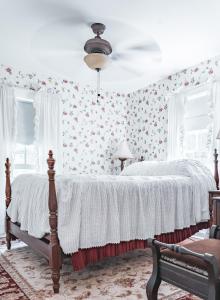 1 dormitorio con 1 cama con papel pintado con motivos florales en Black Mountain Inn, en Black Mountain
