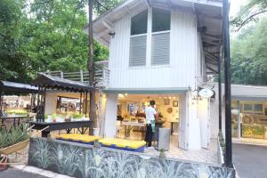 Gallery image of Bonne Nuit Hotel, Hua Hin in Hua Hin