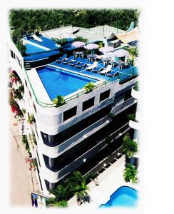 Vaizdas į baseiną apgyvendinimo įstaigoje Hotel Suites Jazmín Acapulco arba netoliese