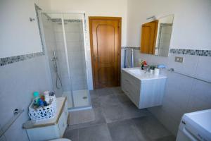 e bagno con servizi igienici, doccia e lavandino. di Casa Is Pascais - Explore South West Sardinia a Giba