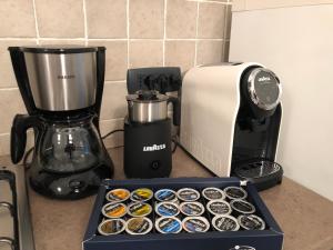 une boîte de beignets assise sur un comptoir à côté d'un mixeur dans l'établissement B&B ALDA, à Levanto