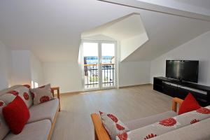 a living room with a couch and a tv at VILLA V&D in Milna