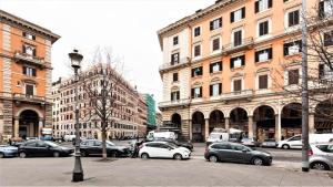 een stadsstraat met auto's geparkeerd voor gebouwen bij ML Termini Apartment in Rome