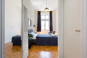 A bed or beds in a room at Royal Ferenciek Apartment
