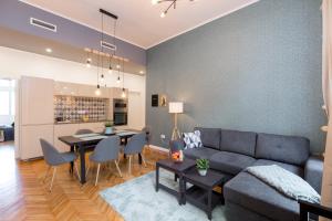 A seating area at Royal Ferenciek Apartment