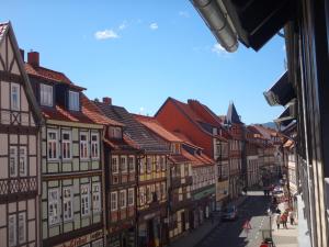 Blick auf eine Stadtstraße mit Gebäuden in der Unterkunft Amazing Elli in Wernigerode