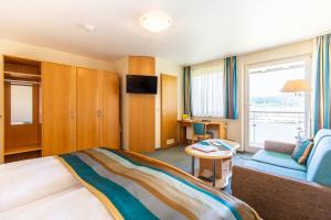 TV a/nebo společenská místnost v ubytování Hotel Pension Café Hasler