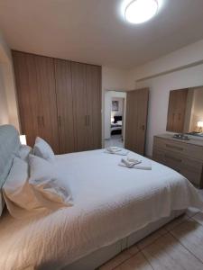 En eller flere senge i et værelse på Tony’s Boutique Apartment + 25 billeder