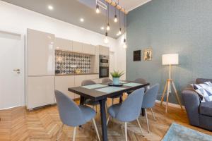 A seating area at Royal Ferenciek Apartment