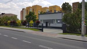 budynek na poboczu ulicy miejskiej w obiekcie Apartament Angelo w mieście Sosnowiec