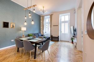 A seating area at Royal Ferenciek Apartment Még 19 kép