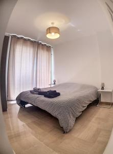 una camera da letto con un letto e una grande finestra di CANNES SERGENT GAZAN a Cannes