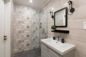 A bathroom at Royal Ferenciek Apartment