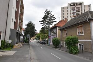 una strada vuota in una città con edifici di Dimitrie Cantemir Residence a Braşov