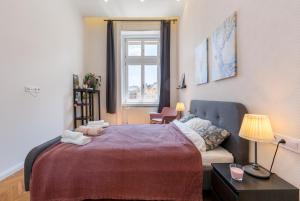 A bed or beds in a room at Royal Ferenciek Apartment