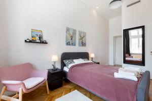 A bed or beds in a room at Royal Ferenciek Apartment
