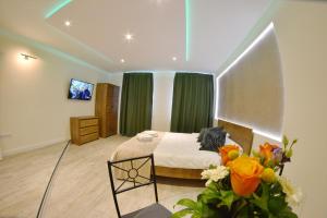 una camera da letto con un letto con tende verdi di Dimitrie Cantemir Residence a Braşov