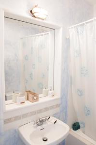 a bathroom with a sink and a mirror at Villa Von Sophia in Petriaí