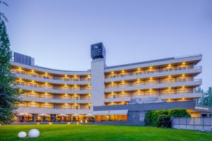 马德里蒙蒂雷亚尔欧洲之星的前面有草坪的酒店