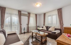 sala de estar con sofá y mesa en Apartments Marizela, en Poreč