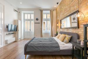 A bed or beds in a room at Royal Ferenciek Apartment