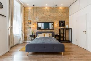 A bed or beds in a room at Royal Ferenciek Apartment