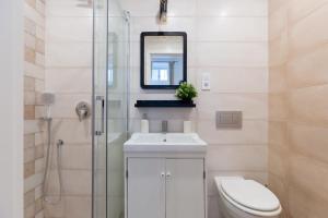 A bathroom at Royal Ferenciek Apartment