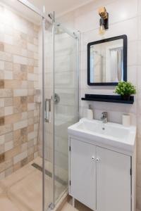 A bathroom at Royal Ferenciek Apartment