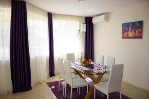 comedor con mesa y sillas blancas en Rusalka Apart-Residence en Obzor