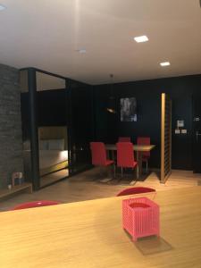 拉巴特的住宿－Cosy Appartment，一间带桌子和红色椅子的用餐室