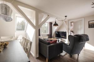 ein Wohnzimmer mit einem Sofa und einem Tisch in der Unterkunft Schierke Ferienwohnung Hirschrudel in Schierke