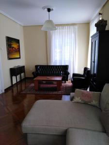 a living room with a couch and a coffee table at La Clinica in Ballota