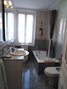 a bathroom with a sink and a tub and a toilet at La Clinica in Ballota