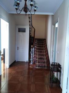 a staircase in a room with a stair case at La Clinica in Ballota