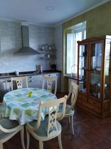 a kitchen with a table and chairs in a kitchen at La Clinica in Ballota