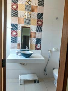 a bathroom with a sink and a mirror at Orla Graciosa in Palmas