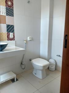 een witte badkamer met een toilet en een wastafel bij Orla Graciosa in Palmas