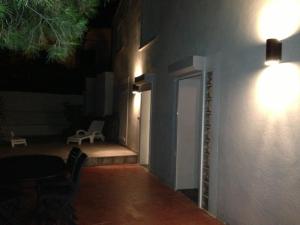 a room with a light on the side of a building at Gîte Polema in Marseille