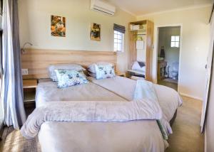 阿多的住宿－Addo Park Vista，一间卧室配有两张床和镜子
