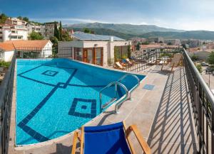 Bazén v ubytování Hotel Twelve by Aycon nebo v jeho okolí