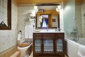 Un baño con inodoro, lavabo y bañera. en Casona De Torres, en Mondéjar